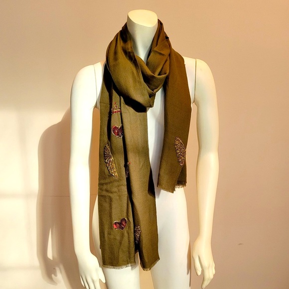 Janavi Cashmere Scarf - Picture 2 of 8